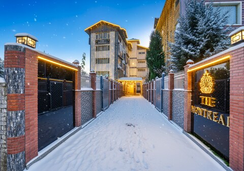 Hotel The Montreal Near by Dal Lake