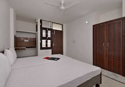 Hotel O POP Royal Guest House Near Omaxe Celebration Mall