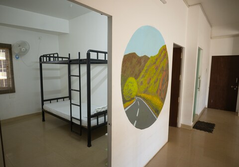 Travelers Hostel | 5min From Guwahati Railway Station