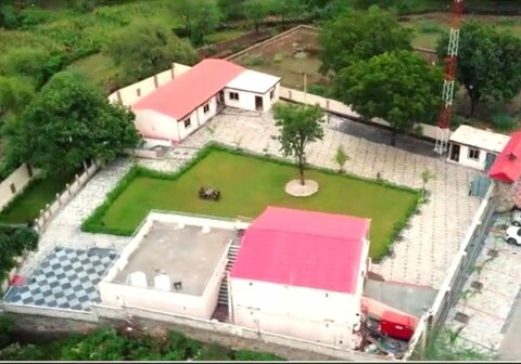 AARAVS ROOMS AND RESTAURENT