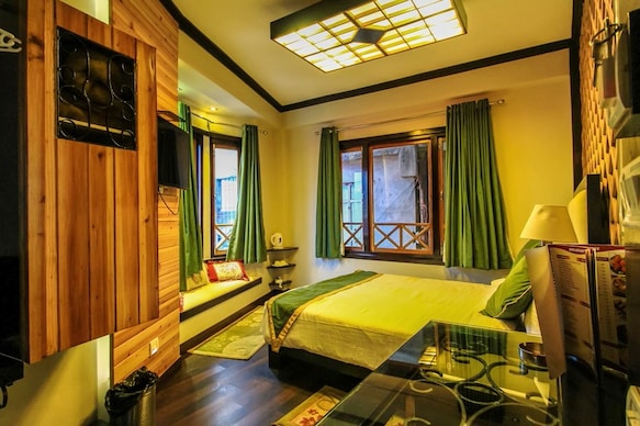 HOTEL DIP PALACE  NEAR MALL ROAD.