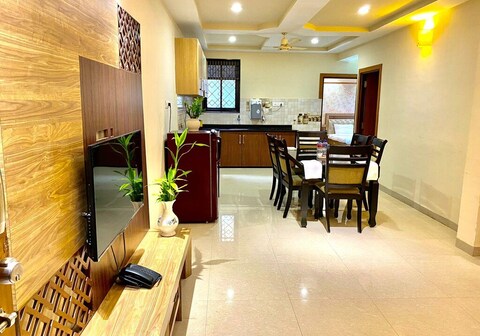 Vihasta Sunrise Apartment