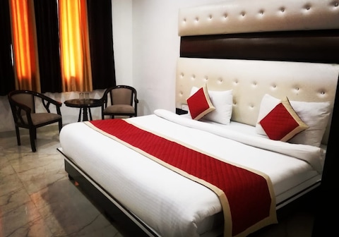 Hotel Dhanraj Palace