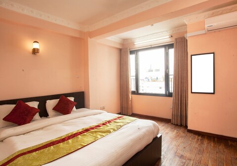 OYO 818 Hotel Queen Tower