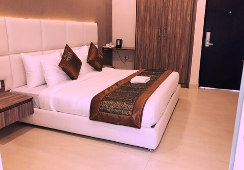 Mavens Inn | Golf Course & Cyber City