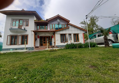 Rose Bowl Homestay Srinagar