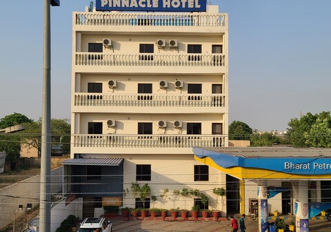 HOTEL PINNACLE