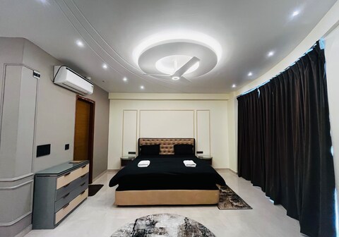 Hayaat's Stay (Suite Room) Omaxe Hazratganj