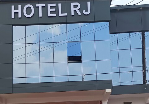 HOTEL R J