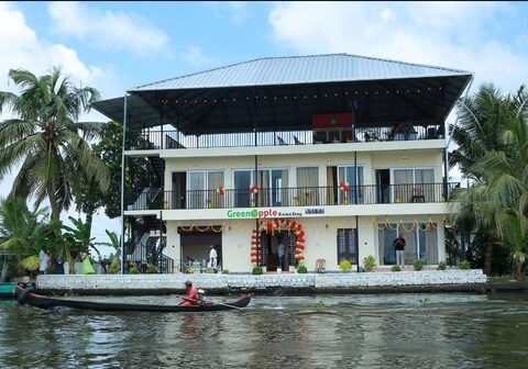 GREEN APPLE HOME STAY