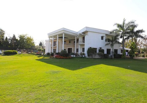 Brookwood Gardens | Entire Villa with a Pool