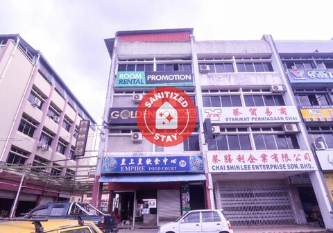 Super OYO 89465 Golden Lounge