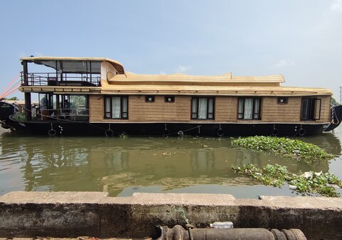 Gonavi houseboat