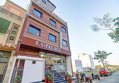HOTEL R S PALACE