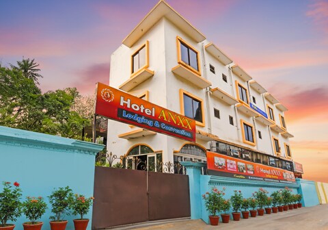 FabHotel Anxx - Near Railway Station & Raj Mahal Square