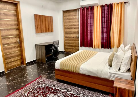 The Grand Suite Sec 122