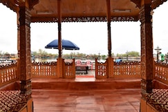 HOUSE BOAT LAKE PALACE, Srinagar HOUSE BOAT LAKE PALACE, Srinagar
