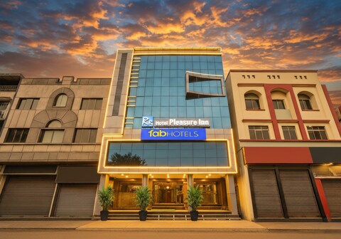 FabHotel Pleasure Inn - Near DB Mall