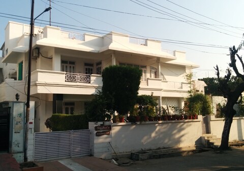 FRIENDS & FAMILY HOME STAY