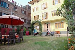 Shaheen Luxuries, Srinagar Shaheen Luxuries, Srinagar