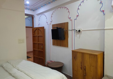 Vasudev Kripa Homestay |Rooms & Caretaker