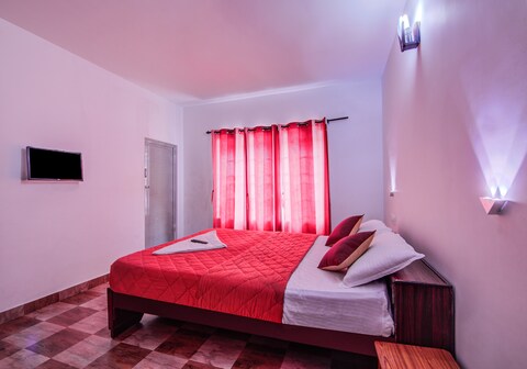 Rich White House Cottage