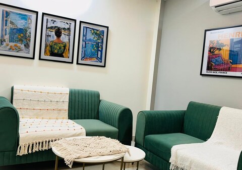 LivRegalia Entire 1BHK Apt near Huda City Centre