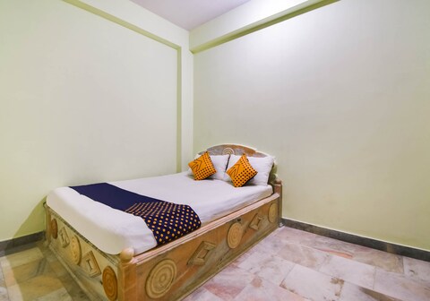 SPOT ON Hotel Red Tomato