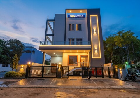 FabHotel AVS Grand and Banquets - 500m from Gomti Nagar railway station