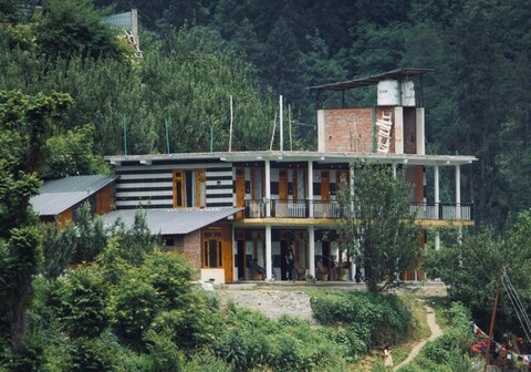 Yellowjackets Hostel Tosh