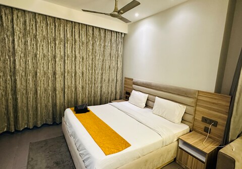 The Skyline Suite City and River view 42 Floor