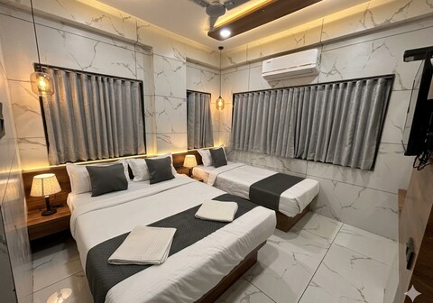 Hotel Shree Hari Teeen batti Chouk