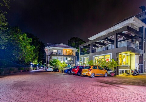 Sparkling 2bhk apartment with Pool, wi-fi, parking