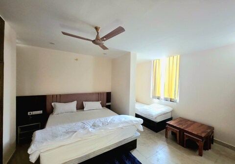 Hotel Maple Leaf