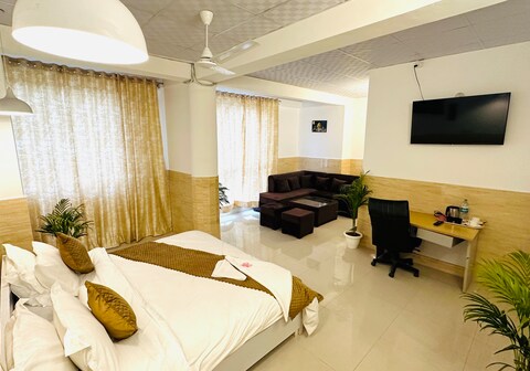 Hotel Relax Inn - Noida Sector 18