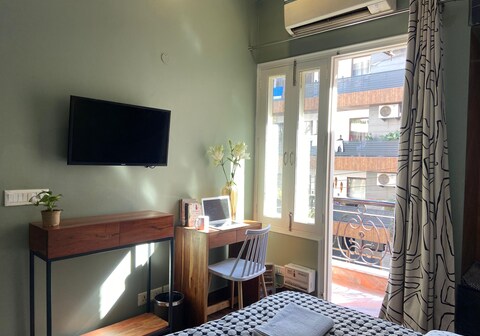 Boutique Modern Studio Private Balcony and Kitchen