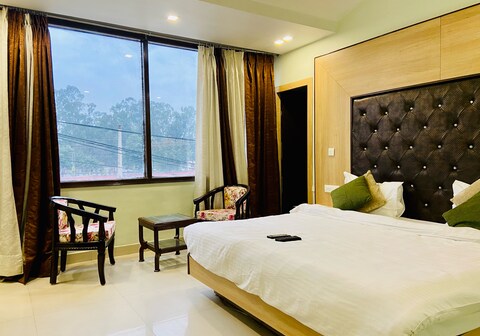 Hotel November @ 1min from Zirakpur bus stand