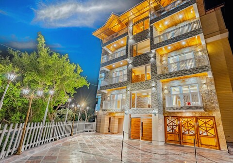 Golden Oak by The Lake Hill