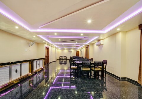 Super OYO 825766 The Dev Regency