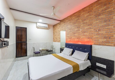 Hotel Amrapali Loading & Boarding