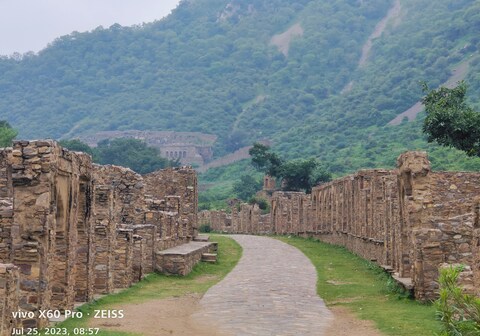 Hotel Vashu with Bhangarh Fort View