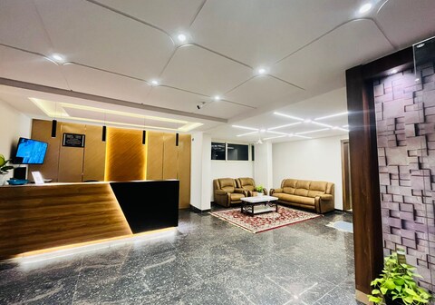 Hotel Royal Suites and Rooms