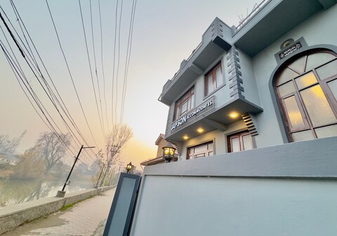 Hotel Jafson Accommodates (5 mins drive to Dal Lake)