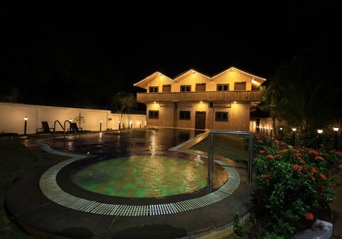 SARAVANA BEACH RESORT