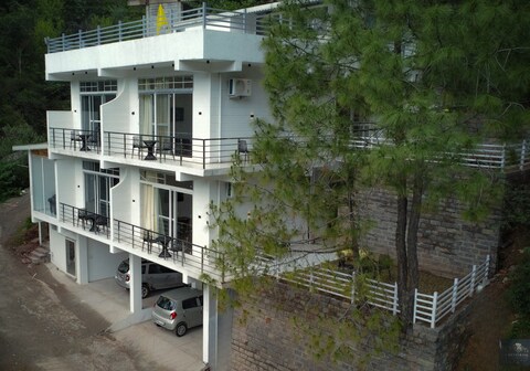Chester Oak Kasauli - Premium rooms and Exclusive Villa