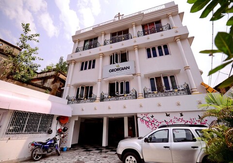 GEORGIAN INN near Esplanade