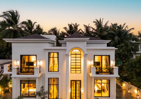 The Coastal Casa|4BHK Luxury with Heated Pool