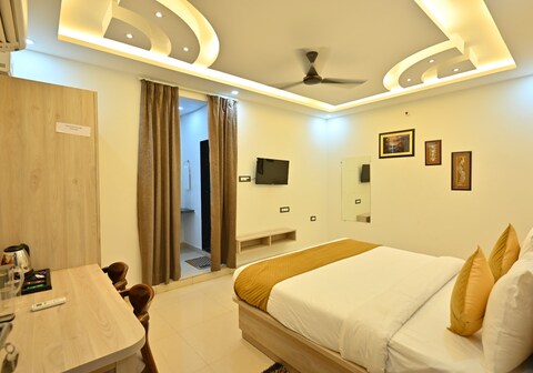 Raghav Inn