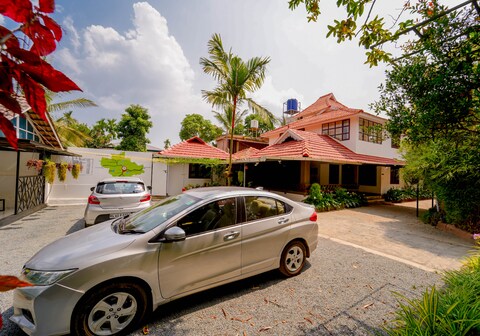 Green villa home stay | Entire Pool Villa