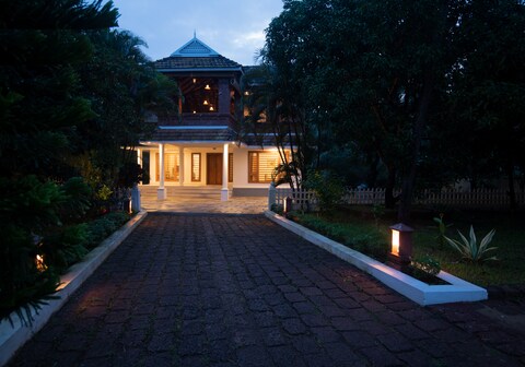 Poothali-Paddy View | Rooms & Restaurant